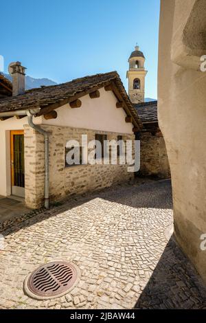 Erkunden Sie die ruhigen Straßen des kleinen Dorfes Soglio, das sich auf dem Berg an der Nordseite des Val Bregaglia (Grisons, Schweiz) befindet Stockfoto