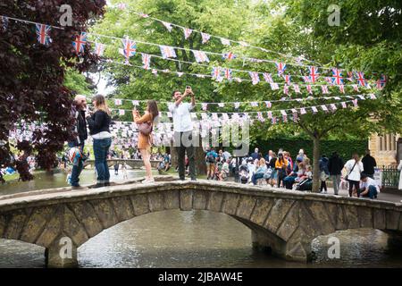 Menschen auf niedrigen Brücken, die Selfie über dem River Windrush in Bourton auf dem Wasser machen Stockfoto