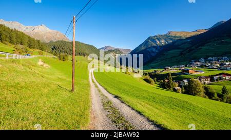 Nauders (Tirol, Österreich) befindet sich am Ende des Finstermunzpasses in einem Hochtal der Ötztaler. Die Schweizer und die italienische Grenze sind in der Nähe Stockfoto