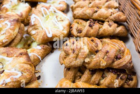 Pecan Plaits süße Leckereien mit Blätterteig in einem Korb Stockfoto