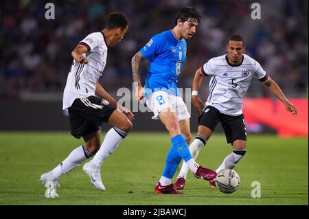 Bologna, Italien. 04.. Juni 2022. Sandro Tonali aus Italien kämpft am 4. Juni 2022 mit Thilo Kehrer aus Deutschland beim Spiel der UEFA Nations League zwischen Italien und Deutschland im Stadio Dall'Ara in Bologna, Italien, um den Ball. Kredit: Giuseppe Maffia/Alamy Live Nachrichten Stockfoto