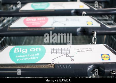 Shopping Trolleys vor einem LIDL-Laden in der walisischen Stadt Carmarthen Stockfoto