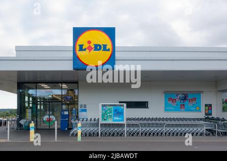 LIDL Store Front befindet sich in der walisischen Stadt Carmarthen Stockfoto