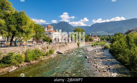 Merano, Italien - 27. September 2021: Merano (oder Meran) ist eine Stadt, die von Bergen in der Nähe des Passeier-Tals und Val Venosta (Südtirol, Italien) umgeben ist Stockfoto