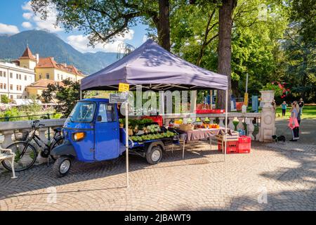 Merano, Italien - 27. September 2021: Am Eingang eines Stadtparks in der Stadt Merano (Südtirol) verkauft ein charmanter kleiner Imbissstand Waren. Stockfoto