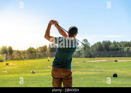 Im Sommer wird auf einem breiten Golfplatz Golf gespielt. Stockfoto