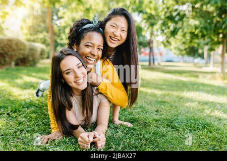 Glückliche junge Frauen beste Freunde, die Spaß zusammen im Freien haben Stockfoto