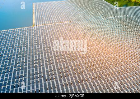 Solarkraftwerk das schwimmende im See eine Luftaufnahme von oben Stockfoto