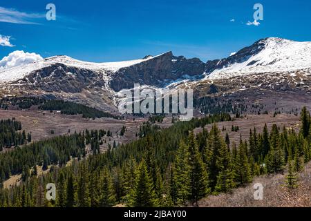 Mehrere Ansichten des Sawtooth Ridge zwischen Mt. Evans und Bierstadt sind vom Wanderweg auf den Mt. Bierstadt, das sind 2 der 14teeners in Colorado. Stockfoto