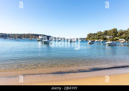 Balmoral Beach in Mosman Sydney an einem sonnigen Wintertag, mit Freizeitbooten, die in der Bucht, Sydney, New South Wales, Australien festgemacht sind Stockfoto