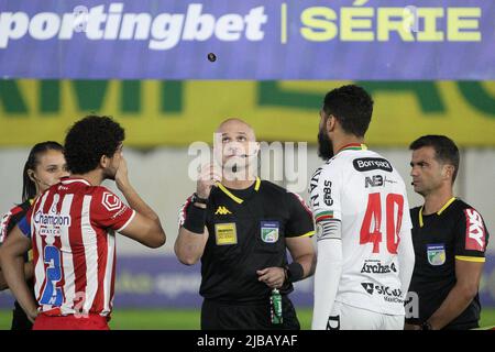 Schroff, Brasilien. 04.. Juni 2022. SC - Brusque - 06/04/2022 - BRASILIANISCHER B 2022, BRUSQUE X NAUTICO - Spieler aus Brusque und Nautico posieren für Fotos neben dem Schiedsrichter vor dem Spiel im Augusto Bauer Stadion für die brasilianische Meisterschaft B 2022. Foto: Beno Kuster Nunes/AGIF/Sipa USA Quelle: SIPA USA/Alamy Live News Stockfoto