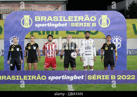 Schroff, Brasilien. 04.. Juni 2022. SC - Brusque - 06/04/2022 - BRASILIANISCHER B 2022, BRUSQUE X NAUTICO - Spieler aus Brusque und Nautico posieren für Fotos neben dem Schiedsrichter vor dem Spiel im Augusto Bauer Stadion für die brasilianische Meisterschaft B 2022. Foto: Beno Kuster Nunes/AGIF/Sipa USA Quelle: SIPA USA/Alamy Live News Stockfoto