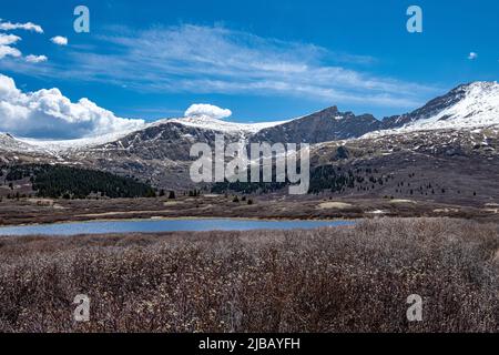 Mehrere Ansichten des Sawtooth Ridge zwischen Mt. Evans und Bierstadt sind vom Wanderweg auf den Mt. Bierstadt, das sind 2 der 14teeners in Colorado. Stockfoto