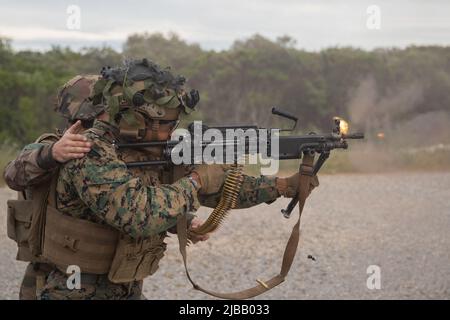 Eine US-Marine mit 3. Bataillons, 6. Marine Regiment, 2D Marine Division und ein französischer ausländischer Legionär mit 2. Regiment feuert die FN Minimi in Nimes, Frankreich, am 24. Mai 2022. Dies war Teil einer bilateralen Trainingsveranstaltung mit der französischen Fremdenlegion, die die Streitkräfte mit körperlicher und taktischer Ausbildung herausforderte und die Gelegenheit bot, Wissen auszutauschen und die Bande zu stärken. (USA Marine Corps Foto von CPL. Michael Virtue) Stockfoto