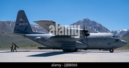 Flugleute der 152. Communications Flight und der 152. Operations Group nehmen an der Bergflaggenübung in Mammoth Lakes, Kalifornien, Teil. 25. Mai 2022. Die Übung wurde durchgeführt, um Airmen auf Agile Combat Employment (ACE) vorzubereiten, ein Konzept der Luftwaffe, das es Airmen ermöglicht, Operationen von verteilten Standorten aus mit höherer und schnellerer Komplexität durchzuführen. Stockfoto