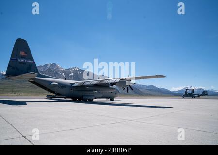 Flugleute der 152. Communications Flight und der 152. Operations Group nehmen an der Bergflaggenübung in Mammoth Lakes, Kalifornien, Teil. 25. Mai 2022. Die Übung wurde durchgeführt, um Airmen auf Agile Combat Employment (ACE) vorzubereiten, ein Konzept der Luftwaffe, das es Airmen ermöglicht, Operationen von verteilten Standorten aus mit höherer und schnellerer Komplexität durchzuführen. Stockfoto