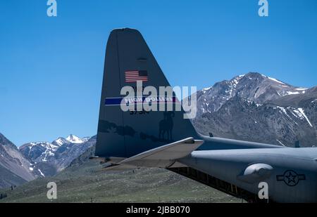 Flugleute der 152. Communications Flight und der 152. Operations Group nehmen an der Bergflaggenübung in Mammoth Lakes, Kalifornien, Teil. 25. Mai 2022. Die Übung wurde durchgeführt, um Airmen auf Agile Combat Employment (ACE) vorzubereiten, ein Konzept der Luftwaffe, das es Airmen ermöglicht, Operationen von verteilten Standorten aus mit höherer und schnellerer Komplexität durchzuführen. Stockfoto