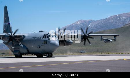 Flugleute der 152. Communications Flight und der 152. Operations Group nehmen an der Bergflaggenübung in Mammoth Lakes, Kalifornien, Teil. 25. Mai 2022. Die Übung wurde durchgeführt, um Airmen auf Agile Combat Employment (ACE) vorzubereiten, ein Konzept der Luftwaffe, das es Airmen ermöglicht, Operationen von verteilten Standorten aus mit höherer und schnellerer Komplexität durchzuführen. Stockfoto