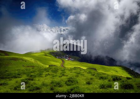 Ein wunderbarer Blick auf die Natur von einem Hochplateau. Das Bild wurde in der Rize-Region des Schwarzen Meeres im Nordosten der Türkei aufgenommen. Stockfoto