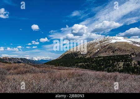 Schneebedeckte Berge in der Front Range von Colorado Stockfoto