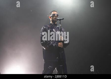 Alessandro Mahmoud, der als Mahmood bekannt ist, tritt live im Atlantico in Rom auf. Stockfoto