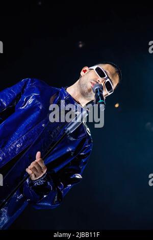 Alessandro Mahmoud, der als Mahmood bekannt ist, tritt live im Atlantico in Rom auf. Stockfoto