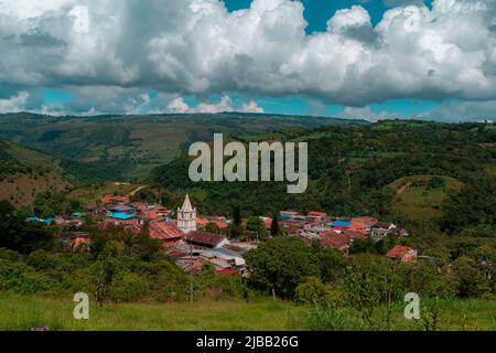 Landschaft der Gemeinde Ocamonte in kolumbien mit Blick auf den Kirchturm und die Berge im Hintergrund Stockfoto