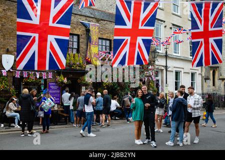 Windsor, Großbritannien. 4.. Juni 2022. Nachtschwärmer genießen vor der Platinum Jubilee Party im Park einen Drink vor einem Pub auf dem Long Walk zum Platinum Jubilee von Queen Elizabeth II. Die Veranstaltung umfasste eine Reihe von siebzig Autos, die von Car and Classic organisiert wurden und aus denen ein Fahrzeug aus jedem Jahr der Regierungszeit der Königin bestand. Kredit: Mark Kerrison/Alamy Live Nachrichten Stockfoto