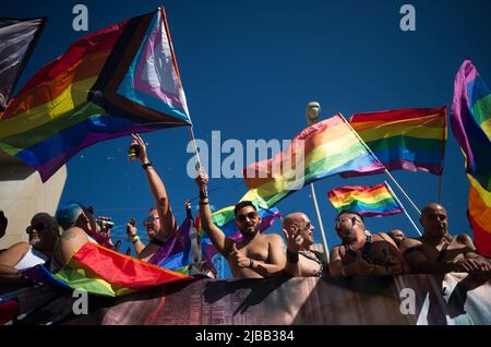 Malaga, Spanien. 04.. Juni 2022. Menschen werden gesehen, wie sie LGTBI-Flaggen schwenken, während sie an einer Demonstration für die Rechte der LGTBI-Bürger im Rahmen der LGTBI-Pride-Feierlichkeiten teilnehmen. Tausende von Menschen kehren in die Innenstadt von Torremolinos zurück, um an der LGTBI Pride Parade teilzunehmen, nachdem sie wegen einer Coronavirus-Pandemie für zwei Jahre ausgesetzt wurde. Die Parade ist international bekannt als Treffpunkt der LGTBI-Menschen in einer farbenfrohen und festlichen Atmosphäre. Kredit: SOPA Images Limited/Alamy Live Nachrichten Stockfoto