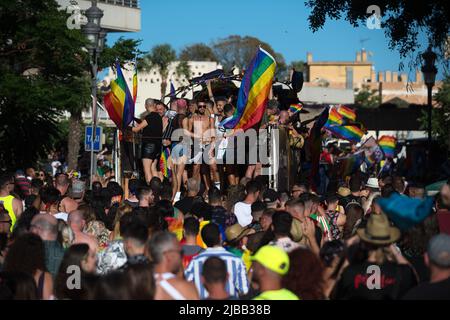 Malaga, Spanien. 04.. Juni 2022. Menschen werden gesehen, wie sie LGTBI-Flaggen schwenken, während sie an einer Demonstration für die Rechte der LGTBI-Bürger im Rahmen der LGTBI-Pride-Feierlichkeiten teilnehmen. Tausende von Menschen kehren in die Innenstadt von Torremolinos zurück, um an der LGTBI Pride Parade teilzunehmen, nachdem sie wegen einer Coronavirus-Pandemie für zwei Jahre ausgesetzt wurde. Die Parade ist international bekannt als Treffpunkt der LGTBI-Menschen in einer farbenfrohen und festlichen Atmosphäre. Kredit: SOPA Images Limited/Alamy Live Nachrichten Stockfoto