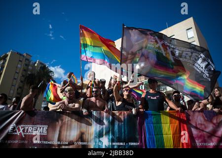 Malaga, Spanien. 04.. Juni 2022. Menschen werden gesehen, wie sie LGTBI-Flaggen schwenken, während sie an einer Demonstration für die Rechte der LGTBI-Bürger im Rahmen der LGTBI-Pride-Feierlichkeiten teilnehmen. Tausende von Menschen kehren in die Innenstadt von Torremolinos zurück, um an der LGTBI Pride Parade teilzunehmen, nachdem sie wegen einer Coronavirus-Pandemie für zwei Jahre ausgesetzt wurde. Die Parade ist international bekannt als Treffpunkt der LGTBI-Menschen in einer farbenfrohen und festlichen Atmosphäre. Kredit: SOPA Images Limited/Alamy Live Nachrichten Stockfoto