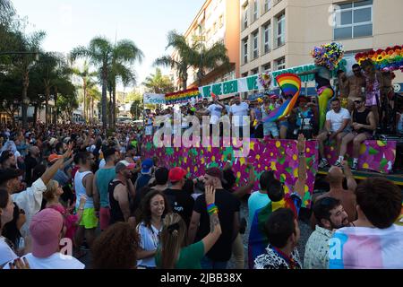 Malaga, Spanien. 04.. Juni 2022. Die Menschen sehen sich erfreut, wenn sie an einer Demonstration für die Rechte der LGTBI-Bürger im Rahmen der LGTBI-Pride-Feierlichkeiten teilnehmen. Tausende von Menschen kehren in die Innenstadt von Torremolinos zurück, um an der LGTBI Pride Parade teilzunehmen, nachdem sie wegen einer Coronavirus-Pandemie für zwei Jahre ausgesetzt wurde. Die Parade ist international bekannt als Treffpunkt der LGTBI-Menschen in einer farbenfrohen und festlichen Atmosphäre. Kredit: SOPA Images Limited/Alamy Live Nachrichten Stockfoto