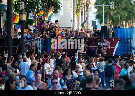 Malaga, Spanien. 04.. Juni 2022. Menschen werden gesehen, wie sie LGTBI-Flaggen schwenken, während sie an einer Demonstration für die Rechte der LGTBI-Bürger im Rahmen der LGTBI-Pride-Feierlichkeiten teilnehmen. Tausende von Menschen kehren in die Innenstadt von Torremolinos zurück, um an der LGTBI Pride Parade teilzunehmen, nachdem sie wegen einer Coronavirus-Pandemie für zwei Jahre ausgesetzt wurde. Die Parade ist international bekannt als Treffpunkt der LGTBI-Menschen in einer farbenfrohen und festlichen Atmosphäre. Kredit: SOPA Images Limited/Alamy Live Nachrichten Stockfoto