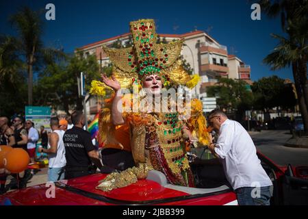 Malaga, Spanien. 04.. Juni 2022. Eine Drag Queen wird als Pose gesehen, als er an einer Demonstration für die Rechte der LGTBI-Bürger im Rahmen der LGTBI-Pride-Feierlichkeiten teilnimmt. Tausende von Menschen kehren in die Innenstadt von Torremolinos zurück, um an der LGTBI Pride Parade teilzunehmen, nachdem sie wegen einer Coronavirus-Pandemie für zwei Jahre ausgesetzt wurde. Die Parade ist international bekannt als Treffpunkt der LGTBI-Menschen in einer farbenfrohen und festlichen Atmosphäre. Kredit: SOPA Images Limited/Alamy Live Nachrichten Stockfoto