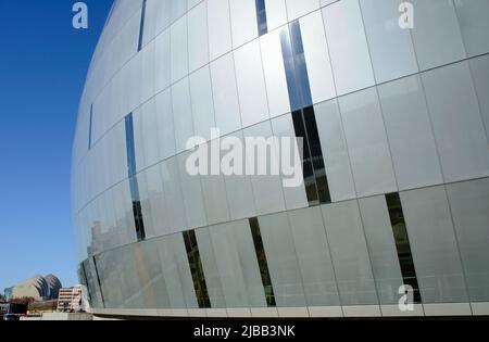 Das T-Mobile Center mit dem Kauffman Center for the Performing Arts im Hintergrund. Kansas City, Missouri, USA Stockfoto