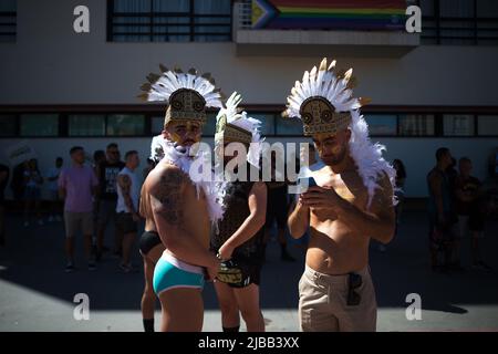 Malaga, Spanien. 04.. Juni 2022. Eine Gruppe von Männern, die mit Warbonnetzen gekleidet sind, nehmen an einer Demonstration für die Rechte der LGTBI-Bürger Teil, die Teil der LGTBI-Pride-Feierlichkeiten ist. Tausende von Menschen kehren in die Innenstadt von Torremolinos zurück, um an der LGTBI Pride Parade teilzunehmen, nachdem sie wegen einer Coronavirus-Pandemie für zwei Jahre ausgesetzt wurde. Die Parade ist international bekannt als Treffpunkt der LGTBI-Menschen in einer farbenfrohen und festlichen Atmosphäre. (Foto von Jesus Merida/SOPA Images/Sipa USA) Quelle: SIPA USA/Alamy Live News Stockfoto