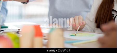 Nahaufnahme Gruppe von Studenten sitzen und studieren und lernen Zeichnen mit Lehrer zusammen im Klassenzimmer der Schule, Schüler Kreativität zum Zeichnen in Stockfoto