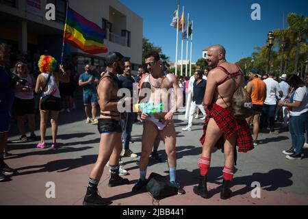 Malaga, Spanien. 04.. Juni 2022. Männer werden im Rahmen der LGTBI Pride-Feierlichkeiten als Chat gesehen, wenn sie an einer Demonstration für die Rechte der LGTBI-Bürger teilnehmen. Tausende von Menschen kehren in die Innenstadt von Torremolinos zurück, um an der LGTBI Pride Parade teilzunehmen, nachdem sie wegen einer Coronavirus-Pandemie für zwei Jahre ausgesetzt wurde. Die Parade ist international bekannt als Treffpunkt der LGTBI-Menschen in einer farbenfrohen und festlichen Atmosphäre. (Foto von Jesus Merida/SOPA Images/Sipa USA) Quelle: SIPA USA/Alamy Live News Stockfoto