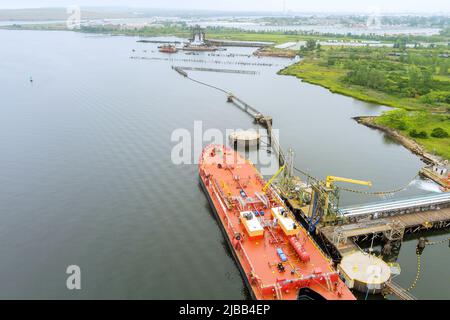 Luftaufnahme der Ölplattform im Hafen mit Öltanker überträgt Öllager Stockfoto