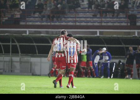 Schroff, Brasilien. 04.. Juni 2022. SC - Brusque - 06/04/2022 - BRASILIANISCHE B 2022, BRUSQUE X NAUTICO - Leo Passos und Ewandro Nautico Spieler feiern ein Tor von Jean Carlos während eines Spiels gegen Brusque im Augusto Bauer Stadion für die brasilianische Meisterschaft B 2022. Foto: Beno Kuster Nunes /AGIF/Sipa USA Quelle: SIPA USA/Alamy Live News Stockfoto