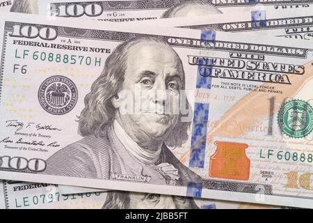 Eine Nahaufnahme eines Gruppenstudios von der Spitze eines Stapels von hundert Dollar Banknoten der US-Währung. Stockfoto