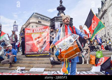 London, England, Großbritannien. 4.. Juni 2022. Ein Protestler spielt eine traditionelle afghanische Trommel. Anhänger von Julian Assange versammelten sich im Piccadilly Circus, um gegen die Auslieferung des WikiLeaks-Gründers in die USA zu protestieren. (Bild: © Vuk Valcic/ZUMA Press Wire) Stockfoto