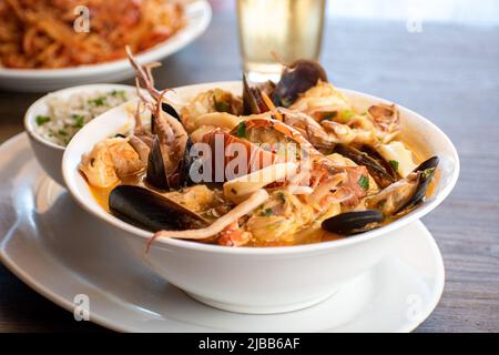 Eine Schüssel mit Meeresfrüchte-Suppe mit Reis Stockfoto