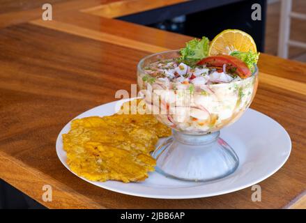 Köstlicher Fisch-Ceviche mit Pataconen aus Costa Rica Stockfoto