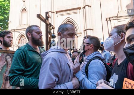 New York, NY - 4. Juni 2022: Befürworter der Wahl und Befürworter des Lebens konfrontierten sich auf der Mott Street zwischen St. Patricks alter Kathedrale und Planned Parenthood Stockfoto