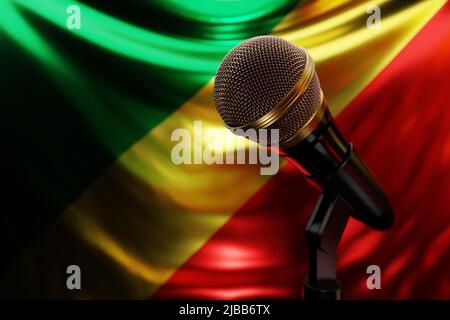 Mikrofon auf dem Hintergrund der Nationalflagge der Republik Kongo, realistische 3D Illustration. Musikpreis, Karaoke, Radio und Aufnahme studi Stockfoto