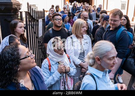 New York, NY - 4. Juni 2022: Befürworter der Wahl und Befürworter des Lebens konfrontierten sich auf der Mott Street zwischen St. Patricks alter Kathedrale und Planned Parenthood Stockfoto