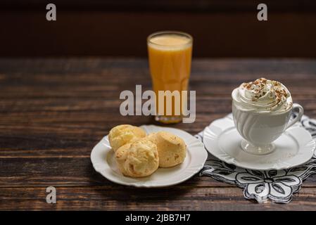 Brasilianisches Snack-Käsebrot, hausgemachte Käsebuns im rustikalen Stil, Vintage-Holzhintergrund Stockfoto