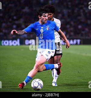 Bologna, Italien. 4.. Juni 2022. Der italienische Sandro Tonali (vorne) tritt beim Fußballspiel der Gruppe 3 in der Liga A der UEFA Nations League zwischen Italien und Deutschland am 4. Juni 2022 in Bologna, Italien, an. Quelle: Alberto Lingria/Xinhua/Alamy Live News Stockfoto