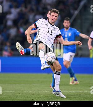 Bologna, Italien. 4.. Juni 2022. Der deutsche Thomas Muller (vorne) tritt beim Fußballspiel der Gruppe 3 in der Liga A der UEFA Nations League zwischen Italien und Deutschland am 4. Juni 2022 in Bologna, Italien, an. Quelle: Alberto Lingria/Xinhua/Alamy Live News Stockfoto